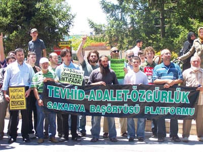<font face="verdana,geneva" size="2">Adalet ve &ouml;zg&uuml;rl&uuml;k i&ccedil;in &ouml;ncelikle darbecileri ve yasak&ccedil;ıları besleyen bataklığın kurutulması gerekmektedir. İ&ccedil;inde bulunduğumuz g&uuml;nler bu sebeple hayati bir &ouml;nem taşımaktadır. Darbe g&uuml;nl&uuml;klerinde darbe planlayıcıları; ama&ccedil;ları ve y&ouml;ntemleriyle birlikte deşifre olmuştur. Ergenekon yapılanmasının kirli ilişkileri belgeleriyle kanıtlanmaktadır. </font><font size="2"><font face="verdana,geneva"><font color="#cc0000">Danıştay saldırısı, Dink cinayeti, Malatya katliamı gibi olaylara karışanlar ne birbirinden bağımsızdır, ne de darbecilerden ayrı bir yapılanma i&ccedil;indedir!&nbsp;<br /></font><br /></font></font><font face="verdana,geneva" size="2">Bu tarihi s&uuml;re&ccedil;te ele ge&ccedil;en fırsatları, H&uuml;k&uuml;met'in, kendi eliyle darbecilere teslim etmek &uuml;zere olduğunu m&uuml;şahede ediyoruz. Partiyi ve başbakanı kurtarmak i&ccedil;in Ergenekon zihniyetiyle pazarlık yapıldığına dair işaretler &ccedil;oğalıyor. Bu, son derece yanlış ve riskli bir yoldur. Şemdinli'de girilen yanlış yolun sonucunu 27 Nisan muhtırasında g&ouml;rm&uuml;şt&uuml;k. Aynı hatayı tekrar yapmanın hi&ccedil;bir makul gerek&ccedil;esi olamaz. H&uuml;k&uuml;met; hem partisini kapattırmamak i&ccedil;in gereken girişimde bulunmak, hem de darbeci ve yasak&ccedil;ı zihniyetle hesaplaşmak zorundadır.</font>