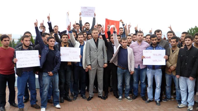 Alperenler'den üniversitedeki olaylara tepki