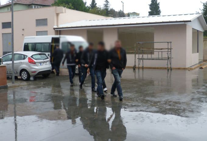 İnternet sitelerine ilan verip piyasayı dolandırdılar