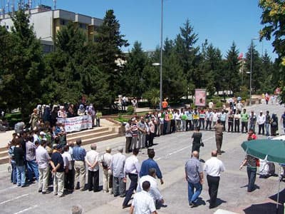 <font face="verdana,geneva" size="2">M&uuml;sl&uuml;manlardan alınan paralarla kurulan &uuml;niversitelerde Siyonist işgalin ve katliamların temsilcilerine <font color="#cc0000">&quot;hoşg&ouml;r&uuml; ve diyalog&quot;</font> adına g&uuml;ller takdim edilmesini kabul edemeyiz. K&uuml;resel egemenlere şirin g&ouml;z&uuml;kmek adına H&uuml;k&uuml;met'in Filistin halkının meşru temsilcilerine y&uuml;z &ccedil;evirmelerine, buna karşın Siyonist İsrail ile dostluk gurubu kurmalarına kayıtsız kalamayız. Filistin'de ter&ouml;r estirenlerle kurulan askeri, siyasi ve ekonomik ortaklıkları; ancak zulme ve vahşete ortaklık olarak değerlendirebiliriz. <br /><br />Sakarya Baş&ouml;rt&uuml;s&uuml; Platformu olarak mazlum Filistin halkıyla kardeşlik bağımızın asla kopmayacağını bir kez daha vurgulamak istiyoruz. Filistin'deki işgalci zorbalarla, T&uuml;rkiye'deki yasak&ccedil;ı zorbaların aynı zihniyeti paylaştığına inanıyoruz. Bu sebeple, baş&ouml;rt&uuml;s&uuml;ne &ouml;zg&uuml;rl&uuml;k m&uuml;cadelemizi, Kud&uuml;s'&uuml;n &ouml;zg&uuml;rl&uuml;ğ&uuml;nden ayrı d&uuml;ş&uuml;nm&uuml;yoruz. İslam'a d&uuml;şmanlıkta tek safta toplanan m&uuml;stekbirlere karşı yery&uuml;z&uuml;n&uuml;n t&uuml;m onurlu ve duyarlı insanlarını direnişe davet ediyoruz. K&uuml;resel zulme ancak k&uuml;resel bir direniş ile karşı &ccedil;ıkılabileceğini belirtiyor ve tevhidi mesajın aydınlığında, &ouml;zg&uuml;r ve adil bir gelecek i&ccedil;in herkesi İntifada bilinciyle hareket etmeye &ccedil;ağırıyoruz. </font><font size="2"><font face="verdana,geneva"><font color="#cc0000">Gelin, Filistin İntifadası'na; T&uuml;rkiye'den y&uuml;kseltilecek Baş&ouml;rt&uuml;s&uuml; İntifadası ile hep birlikte destek verelim! Ve zalimlere karşı sesimizi daha g&uuml;&ccedil;l&uuml; y&uuml;kseltelim:<br /></font><br /></font></font><font face="verdana,geneva" size="2">Yaşasın baş&ouml;rt&uuml;s&uuml;ne &ouml;zg&uuml;rl&uuml;k m&uuml;cadelemiz!&nbsp;<br /><br /></font><font face="verdana,geneva" size="2">Yaşasın Filistin'e &ouml;zg&uuml;rl&uuml;k m&uuml;cadelemiz!&nbsp;<br /><br />Yaşasın K&uuml;resel İntifada!</font>