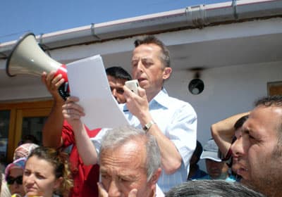 <font face="verdana,geneva" size="2">B&uuml;y&uuml;k bir endişe i&ccedil;inde oldukları g&ouml;r&uuml;len &uuml;yeler, bundan sonra ne yapılması konusunda fikir veriş alışverişinde bulundu. Zaman zaman tartışmaların yaşandığı toplantıda bir bayan &uuml;ye, belediyede g&ouml;rev yapan muhasebecilerin ge&ccedil;ici y&ouml;netimde g&ouml;rev yaparak mağduriyetlerin giderilmesini istedi. Ardından &uuml;yeler tarafından oluşturulan ge&ccedil;ici y&ouml;netimin başkanı İzzet &Ouml;zturhan, kooperatifte ismi yazılan &uuml;yeleri okudu. Bir&ccedil;ok &uuml;ye, kendisinin &uuml;ye listesinden olmadığını belirterek, bunun i&ccedil;in ne yapılması gerektiği konusunda g&ouml;r&uuml;şlerini s&ouml;yledi. Ardından mikrofonla t&uuml;m &uuml;yelere seslenen ge&ccedil;ici y&ouml;netimin başkanı İzzet &Ouml;zturhan, <font color="#cc0000">&quot;Olan olmuş bir kere. Yapacak bir şey yok. Bu işi kendimiz halletmezsek, kayyuma kalır ve 15 yıl s&uuml;rer. Şimdi kendi aramızda ge&ccedil;ici bir y&ouml;netim oluşturacağız. İsmi okunmayan &uuml;yeler pazartesi y&ouml;netime evraklarıyla bize gelsin. Kimsenin mağdur olmasını istemiyoruz. İsmi olmayan &uuml;yelere, ev sahibi olan &uuml;yeler daha fazla para vererek, onların mağduriyetini gidereceğiz&quot;</font> dedi. &Ouml;zturhan'ın konuşmasına bazı &uuml;yeler, itiraz ederek, &ccedil;alışmanın pazartesi değil hemen başlamasını istedi. Ahmet Vardar isimli hak sahibi ise şu ana kadar 20 bin YTL para verdiğini belirterek, <font color="#cc0000">&quot;Ancak evimi alamadım. Olanlar beni şaşırttı. Paramı alacağım konusunda umudum yok&quot;</font> diyerek &uuml;z&uuml;nt&uuml;s&uuml;n&uuml; dile getirdi.</font>