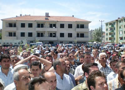<font face="verdana,geneva" size="2">Ozanlar Mahallesi &Ccedil;evre Yolu mevkiinde 4 bin veya 10 bin YTL peşinat ve ayda 300-450 YTL aidat ile &uuml;ye kaydı yapan N.A. &Ccedil;evre Kent Yapı Kooperatifi'nde 355 &uuml;ye ile konut yapımına başladı. Ancak daha sonra kooperatif inşaatına daha &ouml;nce a&ccedil;ıklanan s&uuml;rede bir t&uuml;rl&uuml; başlanamadı. Projenin de olmaması &uuml;zerine bazı &uuml;yeler, Cumhuriyet savcılığına su&ccedil; duyurusunda bulundu. Savcılık yaptığı incelemede kooperatifin 355 &uuml;yesi olmasına rağmen fazladan 259 isme daha rastladı. Hakkında zimmet su&ccedil;lamasıyla soruşturma a&ccedil;ılan N.A. &ouml;nceki g&uuml;n ifade vermek i&ccedil;in &ccedil;ağrıldığı Sakarya Cumhuriyet Savcılığı'nda sorgusu sonrasında sevk edildiği mahkemece tutuklanarak cezaevine g&ouml;nderildi.</font>