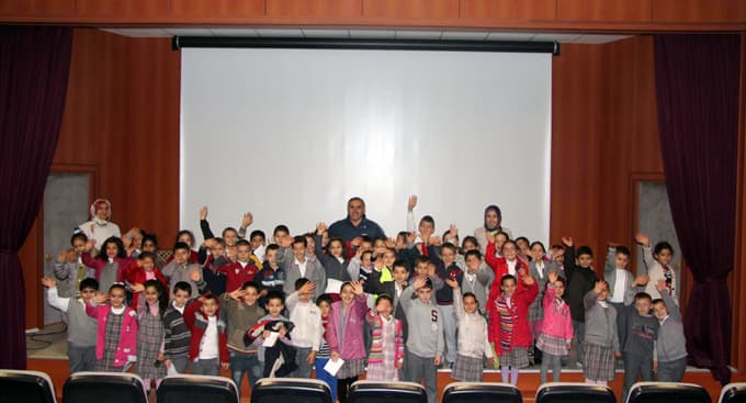 Öğrenciler, "Hendek'i tanıyalım" adlı ödevleri kapsamında belediyeyi tanıyor