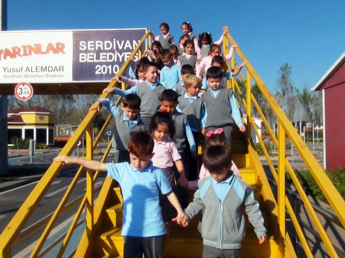 Öğrenciler, Serdivan Trafik Park'ta bilinçli yaya ve sürücü olmayı öğreniyor