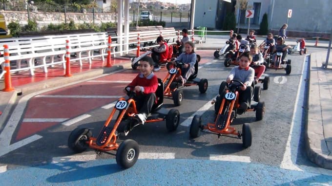 Öğrenciler, Serdivan Trafik Park'ta bilinçli yaya ve sürücü olmayı öğreniyor