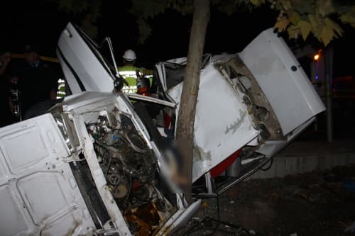 Ağaca çarpan otomobil ikiye katlandı
