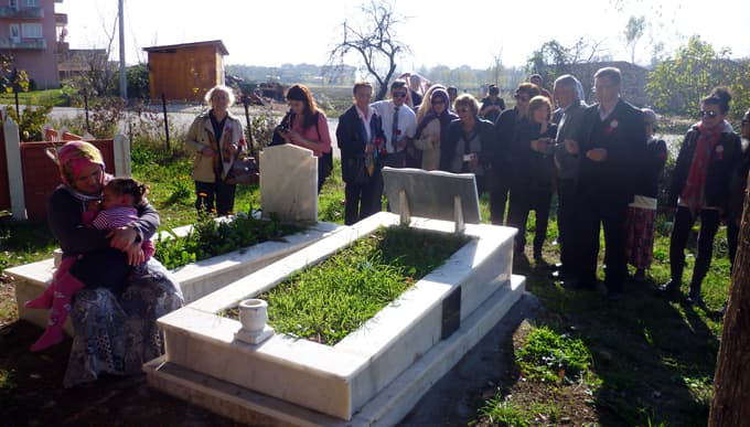 Annesinin mezarı başında uyuyup kaldı