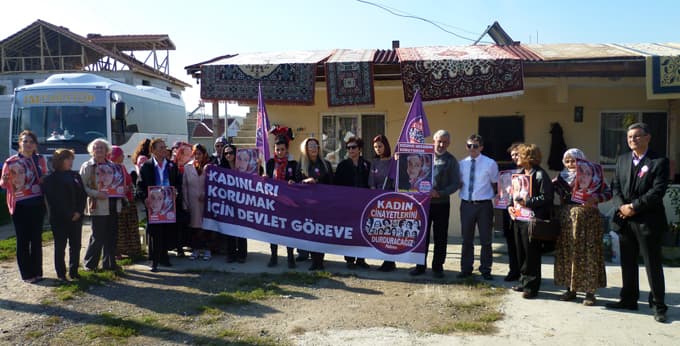 Annesinin mezarı başında uyuyup kaldı