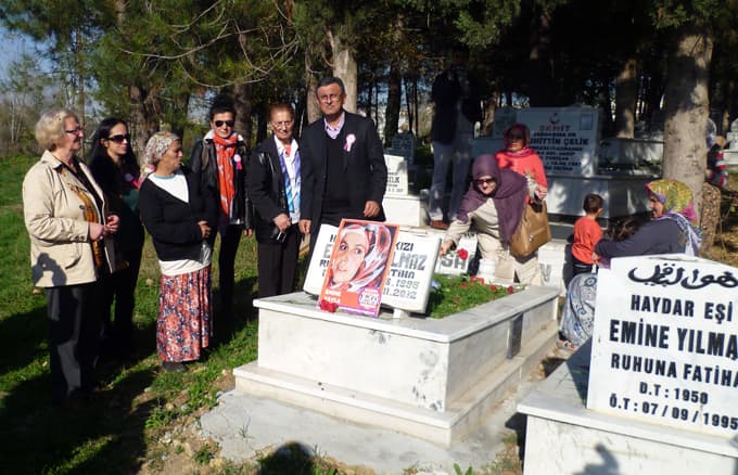 Annesinin mezarı başında uyuyup kaldı
