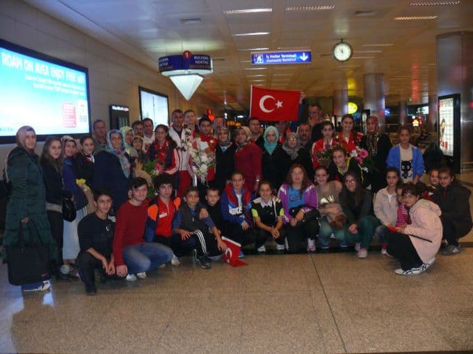 Şampiyon karateciler krallar gibi karşılandı