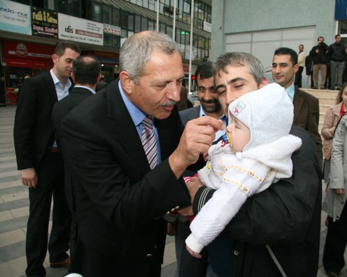 Adapazarı'nda 10 bin kişilik aşure dağıtıldı