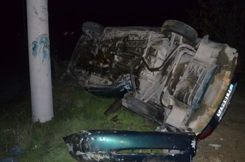 Takla atan otomobil elektrik direğine çarparak durabildi
