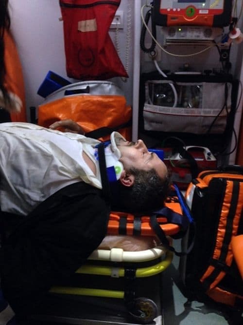 Takla atan otomobil elektrik direğine çarparak durabildi