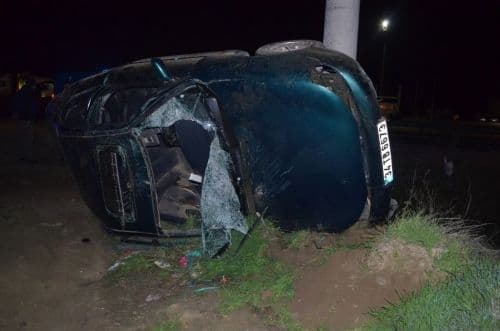 Takla atan otomobil elektrik direğine çarparak durabildi