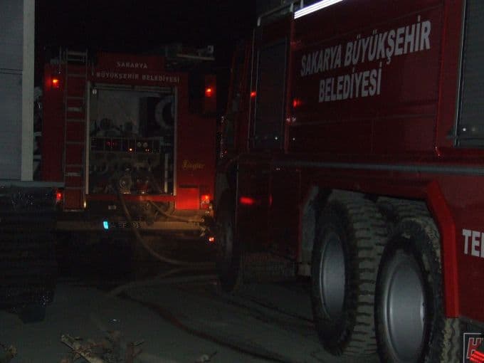 Fabrikada yangın çıktı, işçiler canlarını zor kurtardı