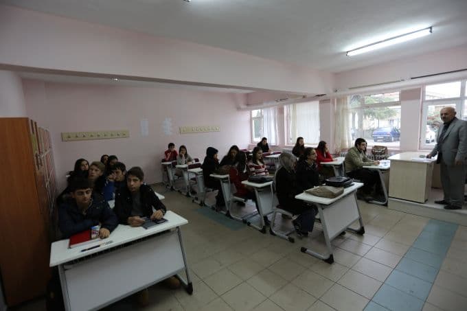 Ücretsiz YGS ve LYS kurslarında ilk ders zili çaldı