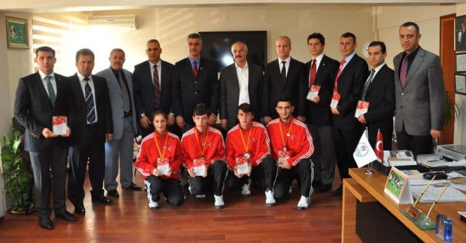 Dünya ikincisi karateciler ödüllendirildi 