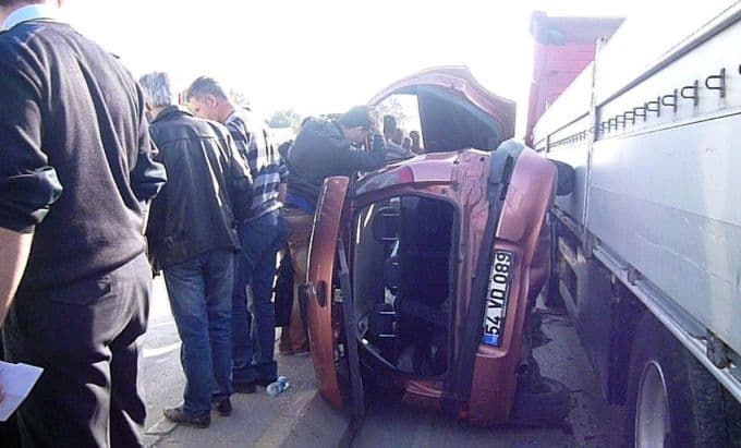 TIR, otomobili kağıt gibi ezdi