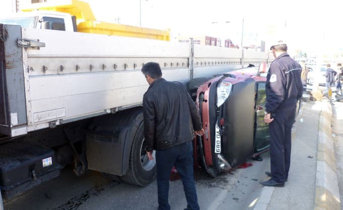 TIR, otomobili kağıt gibi ezdi