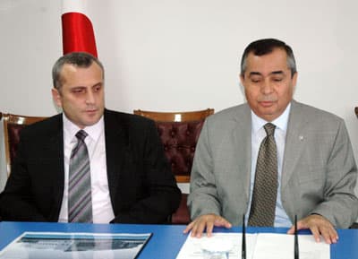<font face="verdana,geneva" size="2">Hastane yapımıyla ilgili spek&uuml;lasyonların ortaya atıldığını ifade eden Atak, ş&ouml;yle konuştu: <font color="#cc0000">&quot;Depremin ardından kat sayısının ikiye indirilmesiyle bazı sıkıntılar yaşandı. </font>Sorunun &ccedil;&ouml;z&uuml;m&uuml; i&ccedil;in Bayındırlık ve İskan Bakanlığı'na başvurduk. G&ouml;r&uuml;şmelerde jeolojik ve jeoteknik raporların alınması kaydıyla, kat adedinin artırılmasının tamamen belediye meclisinin yetkisinde olduğu ifade edildi. Bunun &uuml;zerine ihaleyi kazanan firmadan jeolojik ve jeoteknik rapor hazırlamalarını istedik. 3 ay s&uuml;ren &ccedil;alışma sonunda gerekli rapor hazırlandı. </font><font size="2"><font face="verdana,geneva"><font color="#cc0000">Altında 6 uzmanın imzası bulunan raporu s&uuml;ratle b&uuml;y&uuml;kşehir belediyesine teslim ettik ve d&uuml;n itibariyle belediye meclisinden istediğimiz kat artırımı konusunda karar &ccedil;ıktı. Bundan sonra ilimizde hastane yapımıyla ilgili hi&ccedil;bir p&uuml;r&uuml;z kalmamıştır.''</font></font></font>