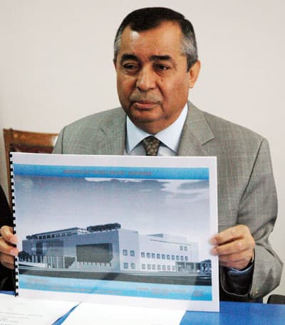 <font face="verdana,geneva" size="2">Vali Atak, hastane inşaatının başlatılmaması i&ccedil;in Orman B&ouml;lge M&uuml;d&uuml;rl&uuml;ğ&uuml; lojmanlarında kalan personeli temsil eden sendikanın dava a&ccedil;tığını hatırlatarak a&ccedil;ıklamasında şu ifadelere yer verdi: <font color="#cc0000">&quot;Mahkemenin aksine bir kararı olmadık&ccedil;a icrayı etkilemez, işimizi y&uuml;r&uuml;t&uuml;r&uuml;z. Ne zaman ki aleyhimize bir karar verirse mahkeme kararına saygı duyar ona g&ouml;re hareket ederiz. Konuyla ilgili dava a&ccedil;ılsa da verilen bir karar olmadığı s&uuml;rece işlemler y&uuml;r&uuml;r. Hastane yapımı i&ccedil;in 69 eski lojmanın yıkılması gerekiyor. Lojmanlarda yaşayan personele ay başında Ay&ccedil;i&ccedil;eği Konutları'nda yaptırılan 120 metrekarelik konutlar teslim edilecek.&quot;</font><br /><br />Atak, konuşmasının sonunda il genelinde inşaatı devam eden sağlık ocağı ve hastane inşaatları hakkında bilgi verdi.<br /><br />400 yataklı hastane inşaatı s&uuml;resince Sakarya Eğitim ve Araştırma Hastanesi'nin hizmete devam edeceğini anlatan İl Sağlık M&uuml;d&uuml;r&uuml; Hasan Bektaş ise, inşaatın tamamlanmasının ardından eski binaların bir kısmının yıkılarak otel olarak kullanılabileceğini s&ouml;yledi.</font>