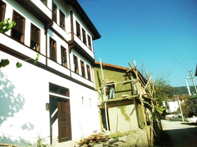 Taraklı'da kerpiç evler geleceğe taşınıyor