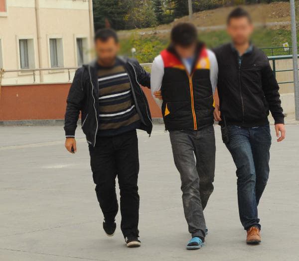 Hırsızlık şüphelisi ayağındaki terlikle adliyeye sevk edildi