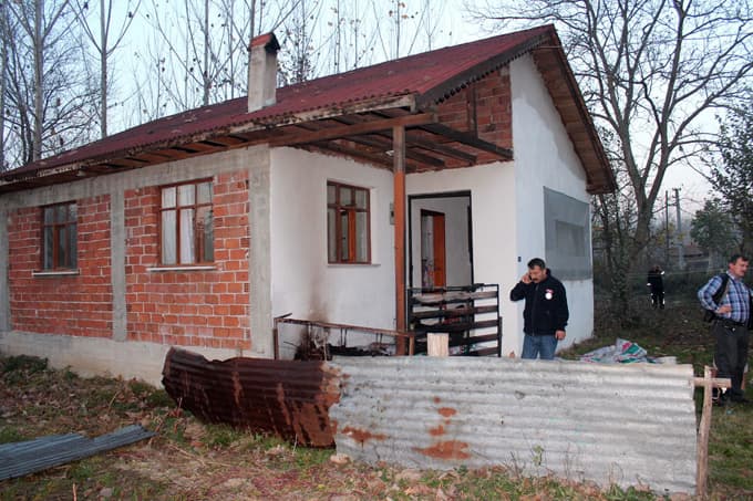 Yaşlı kadın yanarak öldü