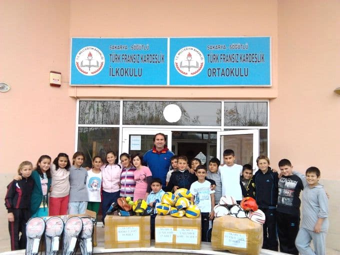 Fransız Lisesi'nden kardeş okuluna malzeme yardımı