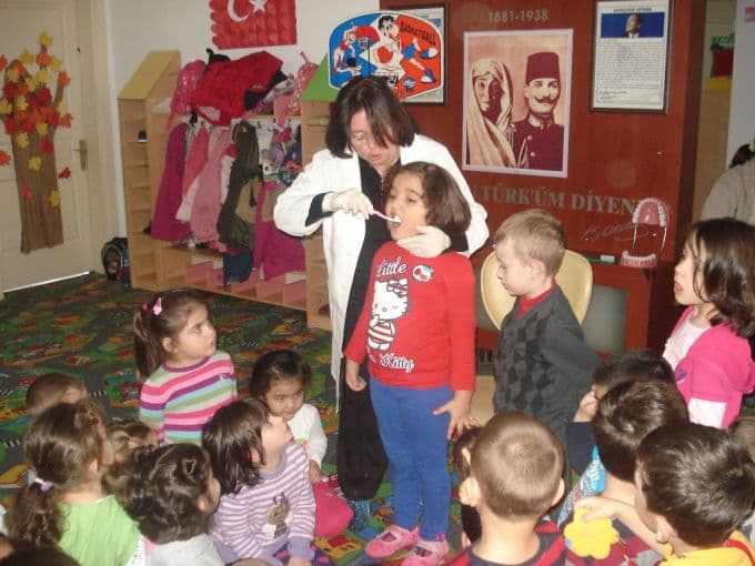 Minik öğrencilere diş sağlığı taraması