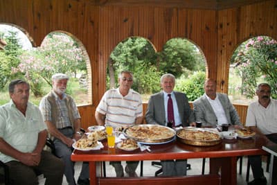 <font face="verdana,geneva" size="2">&Ccedil;ark Deresi kenarında Hasan &Ccedil;alışır'la birlikte kısa bir gezi yapan Başkan Duran, gezi sırasında derede oluşan kirliliği g&ouml;rerek suyun temiz tutulması &ccedil;ağrısında bulunan Duran,<font color="#cc0000"> ''Suyumuza sahip &ccedil;ıkalım, &ccedil;&ouml;p atmayalım. Buraya bazı atıklar metrelerce uzaktan geliyor. Onları temizliyoruz. Bir kep&ccedil;eyle bunlar temizlenir. Ama vatandaşlarımız buraya &ccedil;&ouml;p atmasınlar. Sahip &ccedil;ıksınlar. Hep birlikte &Ccedil;ark Deremizi koruyalım&quot;</font> diye konuştu. Başkan Duran, &ccedil;&ouml;p oluşan b&ouml;lgenin temizlenmesi talimatını verdi. Başkan Aziz Duran'ın talimatı sonrasında &Ccedil;ark Deresi kenarına gelen ADASU ekipleri, &Ccedil;ark Deresi'nde temizlik &ccedil;alışması ger&ccedil;ekleştirdi. 1 saat boyunca temizlik &ccedil;alışması yapan ekipler, &Ccedil;ark Deresi'ndeki g&ouml;r&uuml;nt&uuml; kirliliğini ortadan kaldırdı.</font>