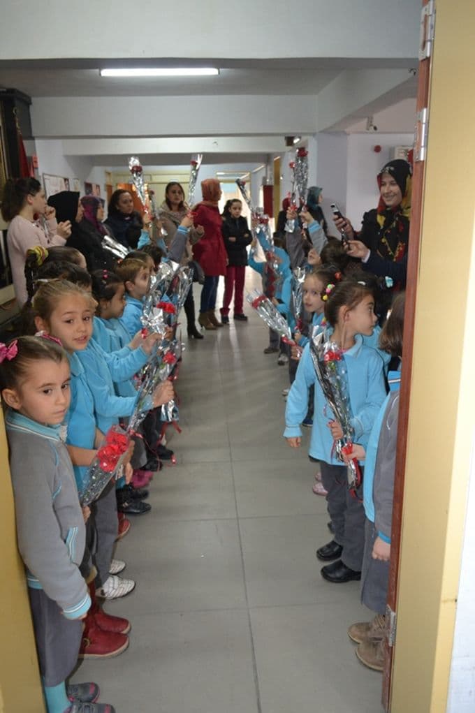 Minik öğrencilerden öğretmenlerine sürpriz kutlama