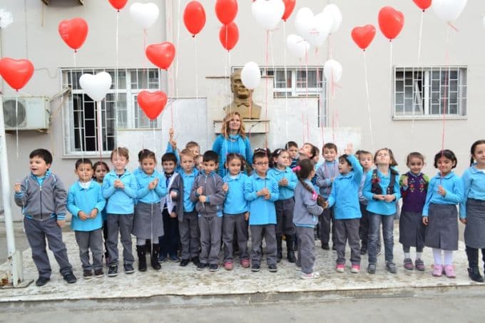 Minik öğrencilerden öğretmenlerine sürpriz kutlama
