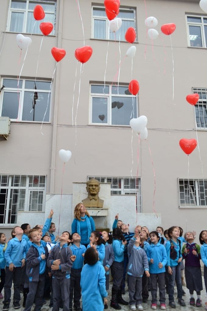 Minik öğrencilerden öğretmenlerine sürpriz kutlama