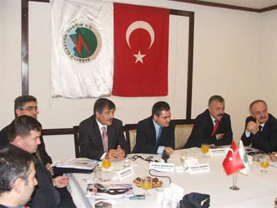 <font face="verdana,geneva"><strong><font size="2">SEDAŞ Ge&ccedil;ici Olarak Yeni Yerinde<br /><br /></font></strong><font size="2">SEDAŞ Şirket Y&ouml;netim Kurulu Başkanı Tuncay Karartı Başkanlığında toplanan SEDAŞ Y&ouml;netim Kurulu oy birliğiyle Adapazarı Merkez Belediyesi&rsquo;nin teklifini uygun g&ouml;rd&uuml;. Şirket Y&ouml;netim Kurulu Başkanı Tuncay Karartı,&nbsp; Şehrimizin modern tesisler kazanması i&ccedil;in &uuml;zerimize d&uuml;şeni SEDAŞ olarak her zaman yapacağız&rsquo; diyerek, Adapazarı Merkez Belediyesi ile SEDAŞ Genel M&uuml;d&uuml;rl&uuml;ğ&uuml; arasında yapılan&nbsp; protokol ile SEDAŞ&rsquo;ın ge&ccedil;ici olarak veznelerini </font></font><font size="2"><font face="verdana,geneva"><font color="#cc0000">07 Temmuz 2008 tarihi itibariyle Adapazarı Merkez Belediye binası giriş katında Adasu Veznelerinin yanında oluşturulan yeni yerine taşıdığını, Sakarya İlinin menfaatine olan kararların hızla y&uuml;r&uuml;rl&uuml;ğe konulabilmesi i&ccedil;in elinden geleni yapmaya her zaman hazır olduğunu&rsquo; belirtti.</font></font></font>