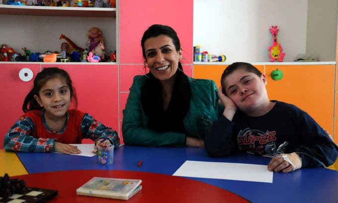 Çocuklar için okul yerine hastanede görev alıyor