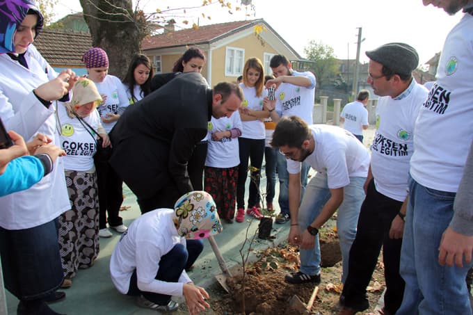 Üniversiteli öğrenciler engelli çocuklarla birlikte gül dikti