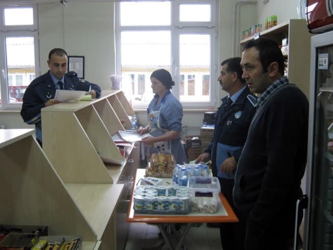 Zabıta ekipleri, okul kantinlerini denetledi