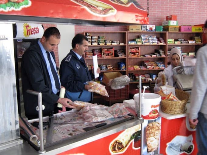 Zabıta ekipleri, okul kantinlerini denetledi
