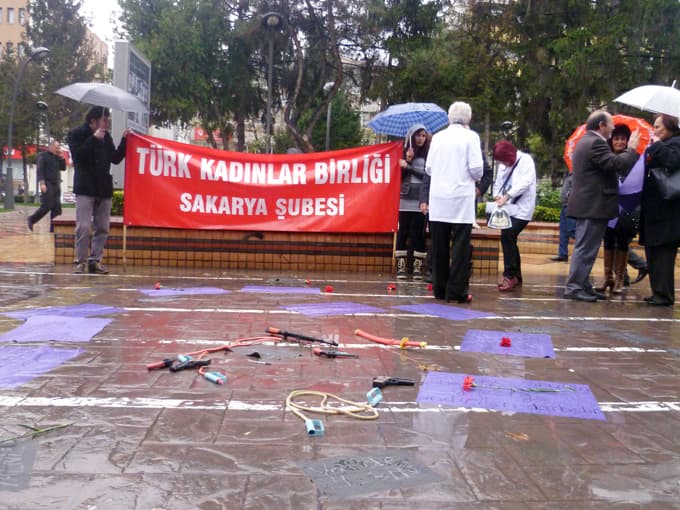 Yağmur altında ölen kadınlar için eylem yaptılar