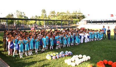 <font face="verdana,geneva" size="2">Sakarya&rsquo;nın sporcu yetiştiren bir kent olduğunu s&ouml;yleyen B&uuml;y&uuml;kşehir Belediye Başkanı Aziz Duran ise, <font color="#cc0000">&ldquo;Yaz okullarında ikinci senemiz. Şirin il&ccedil;emiz S&ouml;ğ&uuml;tl&uuml;de bu sene d&ouml;rt branşta spor okullumuzu başlattık. Minik yavrularımız başarı ile spor okullarını tamamlayacaklar. İnşallah gelecekte bizleri onurlandıran &uuml;nl&uuml; sporcular onların arasından &ccedil;ıkacaklar. Sevgili &ccedil;ocukları kutluyorum ailelerini kutluyorum, başarılar diliyorum&rdquo;</font> dedi.<br /><br />Başkan Aziz Duran ve Ertuğrul &Ouml;zcan konuşmaların ardından &ouml;ğrencilere &ccedil;anta, forma ve malzeme dağıttı. S&ouml;ğ&uuml;tl&uuml; yaz spor okulunda Voleybol, Karate, Basketbol ve Futbol olmak &uuml;zere d&ouml;rt branşta 250 &ouml;ğrenci yer alacak. Yaz spor okulu 31 Ağustos 2008 tarihinde sona erecek.</font>