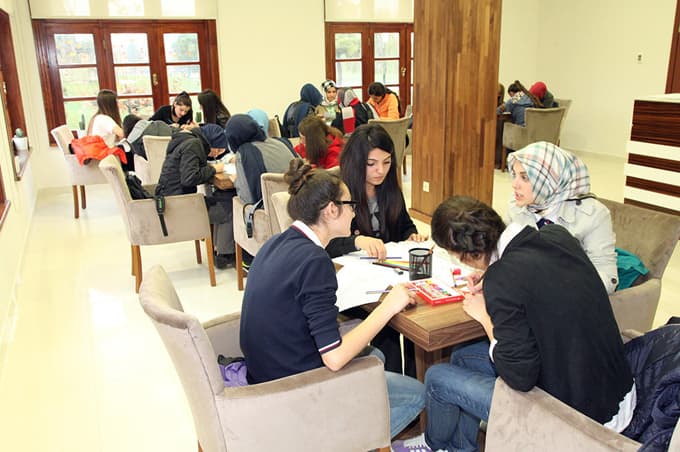Öğrenciler, atölye ve sergileri geziyor 