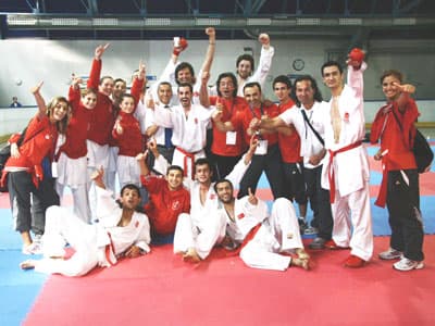 <font face="verdana,geneva"><font size="2"><font color="#cc0000">Bayan takımda yarışan Arzu ise D&uuml;nya İkinciliğini kazanmayı başardı.</font> Bayan takımız ilk turda Avusturya, ikinci turda Almanya ve &uuml;&ccedil;&uuml;nc&uuml; turda Rusya&rsquo;yı yenen takımımız, finalde Fransa&rsquo;ya&nbsp; yenilerek ikinci oldu.<br /><br />Sakarya B&uuml;y&uuml;kşehir Belediye Spor Karate Takımı sporcusu ve Sakarya &Uuml;niversitesi Beden Eğitimi ve Spor Y&uuml;ksekokulu &ouml;ğrencisi olan sporcularımız d&uuml;n akşam ilimize d&ouml;nd&uuml;ler. Sporcuların antren&ouml;rleri İsmail Yılgın, Mustafa Solmaz ve Fatih Aksoy sporcularının bu başarısından dolayı gurur duyduklarını, madalyaya ve başarıya hi&ccedil;bir zaman doymayacaklarını ve sporcularını kutladıklarını belirttiler. <font color="#cc0000">Sakarya B&uuml;y&uuml;kşehir Belediye Spor Kul&uuml;p Başkanı S&uuml;leyman Mısır&rsquo;da kazanılan bu başarılardan dolayı &ccedil;ok mutlu olduğunu ve sporcularına her t&uuml;rl&uuml; desteği sağlama devam edeceklerini belirtti.</font></font> </font>