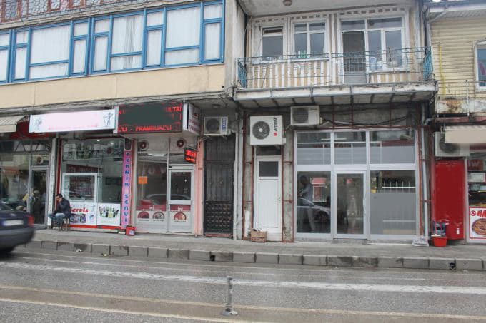 Yaşlı kadının elini ve ayağını bağlayıp evini soydular