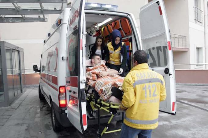 Okul önündeki kavgada, bir öğrenci bıçaklandı