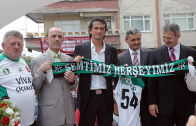 <font face="verdana,geneva" size="2">Konuşmaların ardından Tuncay Şanlı'ya Adapazarı Belediye Başkanı S&uuml;leyman Dişi ile Erenler Belediye Başkanı Cavit &Ouml;zt&uuml;rk, &ccedil;i&ccedil;ek ve geleneksel &uuml;r&uuml;nlerin olduğu sandık hediye etti. Daha sonra Tuncay Şanlı'nın fotoğrafının ve &ouml;zge&ccedil;mişin bulunduğu lahiyanın a&ccedil;ılışına ge&ccedil;ildi. Tuncay Şanlı, babası Musa Şanlı, Belediye Başkanları S&uuml;leyman Dişli ile Cavit &Ouml;zt&uuml;rk, alkışlar arasından lahiyayı a&ccedil;tı. Mahalle &ccedil;ocuklarıyla birlikte lahiyanın &ouml;n&uuml;nde fotoğraf &ccedil;ektiren Tuncay Şanlı, ardından t&ouml;rene katılanlara imza ve karanfil dağıttı. </font>