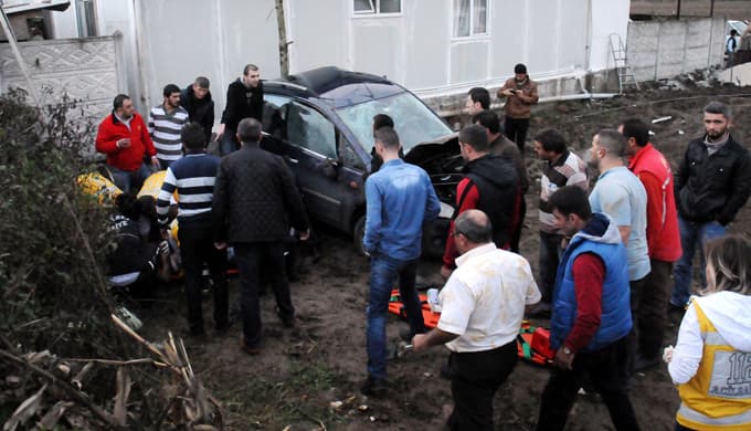 Tır, yol kenarındaki otomobile çarptı 