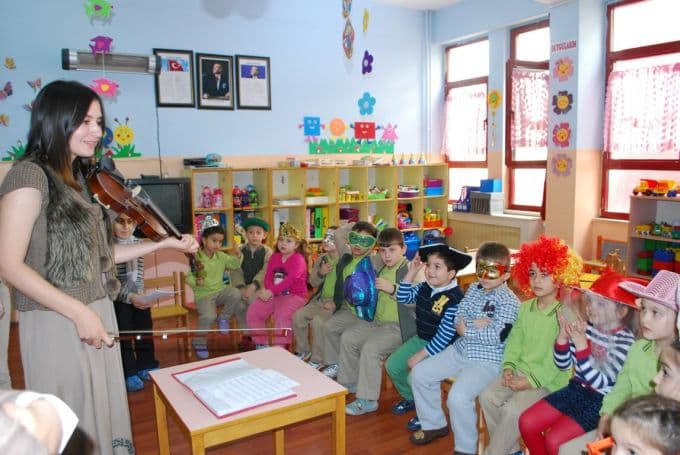 Stajyer öğrenciden minik öğrencilere keman sürprizi