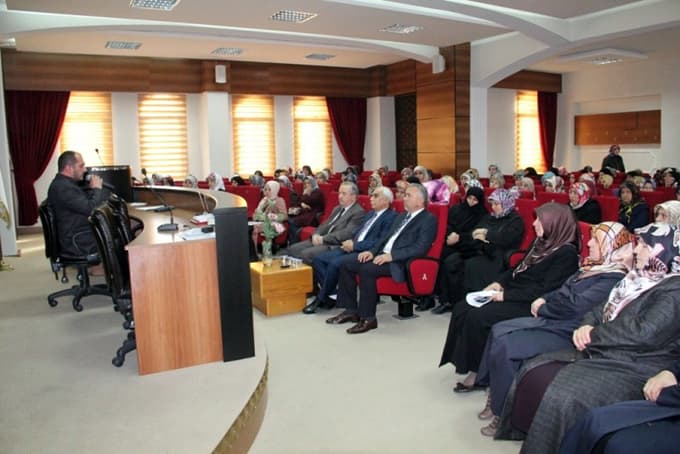 Sakarya Müftülüğü'nden "Mutlu Aile ve Başarılı Çocuk" konferansı