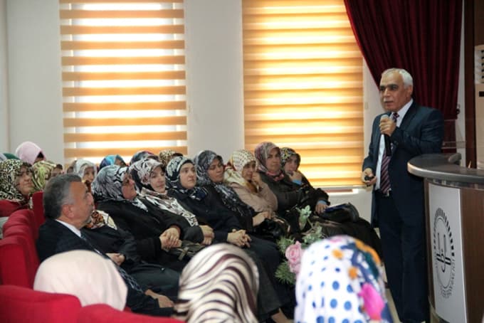 Sakarya Müftülüğü'nden "Mutlu Aile ve Başarılı Çocuk" konferansı